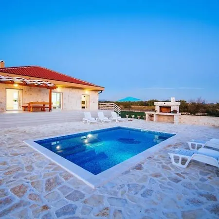 Holiday House Dulcina בית נופש *