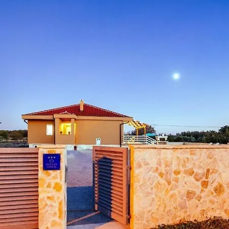 Holiday House Dulcina בית נופש *
